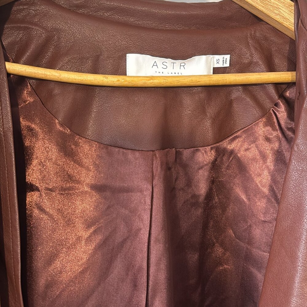 ASTR The Label β’ rust brown vegan leather trench coat - Picture 9 of 10